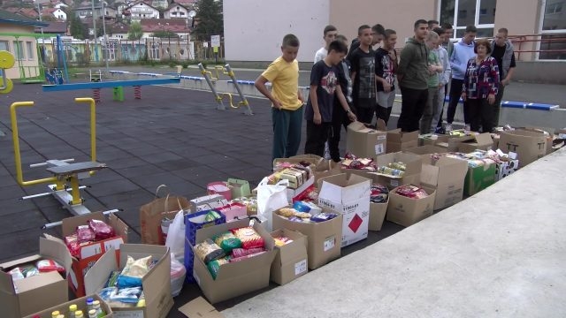 DOBOJ: Učenici OŠ „Vuk Stefanović Karadžić” prikupili namirnice za javnu kuhinju (VIDEO)