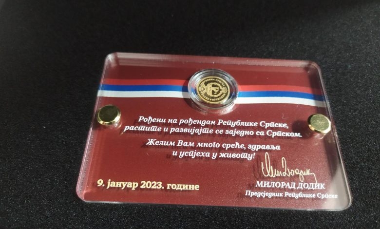 DOBOJ: Uručeno sedam zlatnika za bebe rođene na Dan Republike (FOTO)