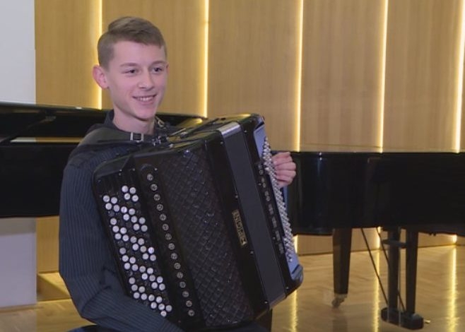 DOBOJ: Mladom harmonikašu Milošu Milivojeviću peto mjesto na svjetskom takmičenju (VIDEO)