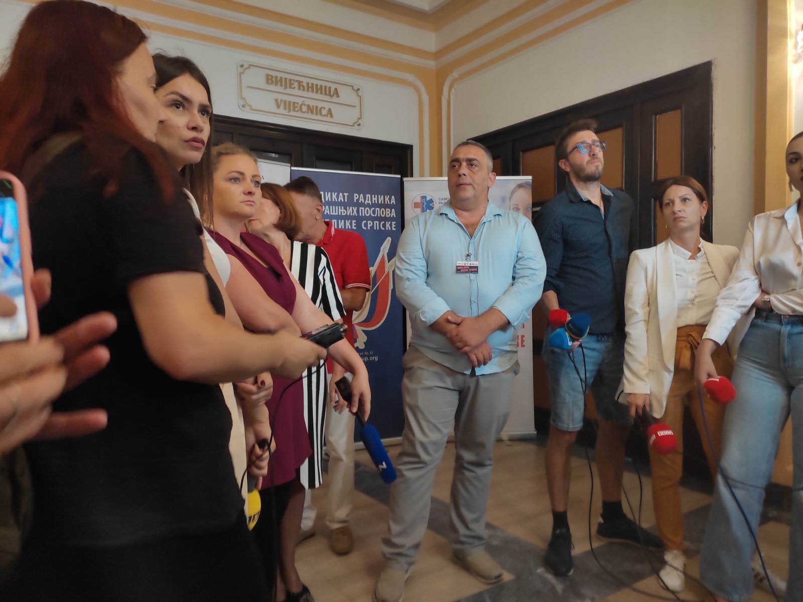 IZLAZE NA ULICU Medicinari, policija, uprava...:"Prevareni smo"