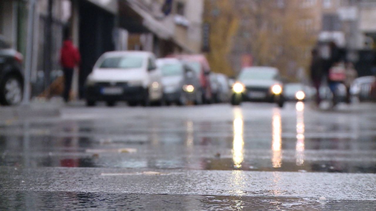 PUTEVI: Zbog kiše klizavi kolovozi