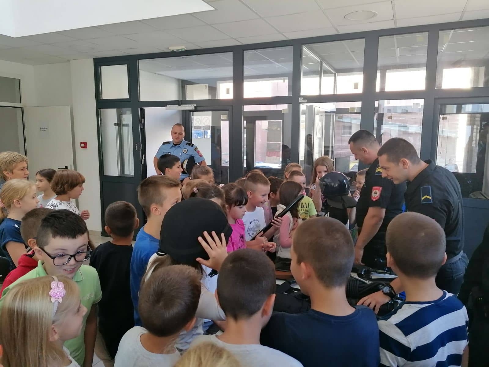 DOBOJ: Preventivna kampanja policije „Zaštitimo djecu u saobraćaju“ (FOTO)