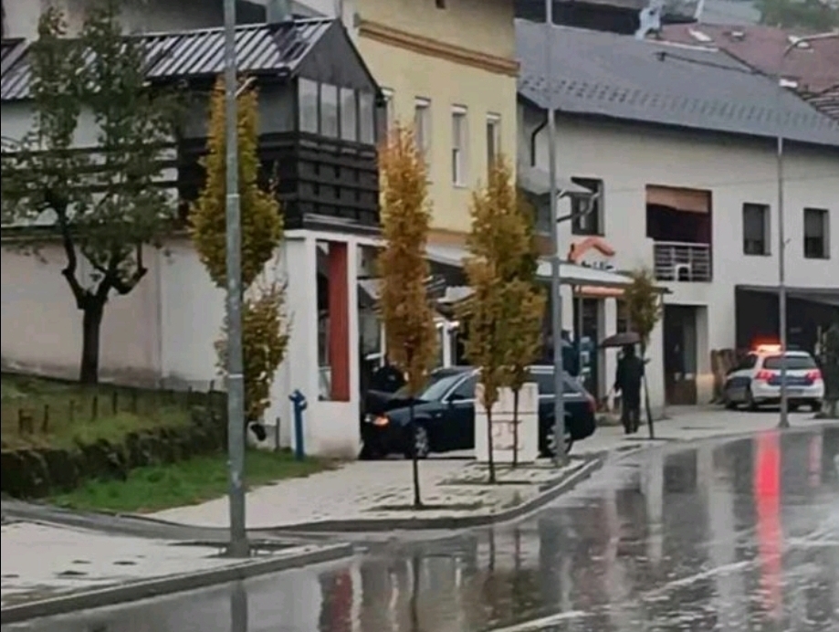 SAOBRAĆAJNA NEZGODA U STAROM GRADU: Audi završio u izlogu. (FOTO)