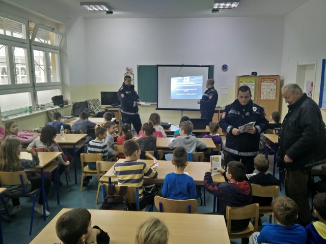 DOBOJ: CJB Doboj sprovodi akciju „Ne dozvolimo da se smjeh pretvori u krik“ (FOTO)