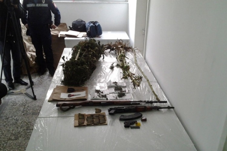 DOBOJ: Osumnjičen da je pucao sa zgrade, pronašli mu drogu i oružje