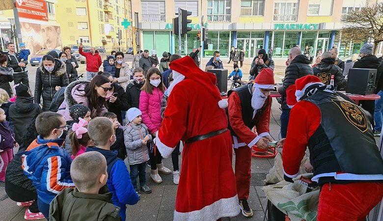 DOBOJ: Uručeni slatkiši najmlađima (FOTO)