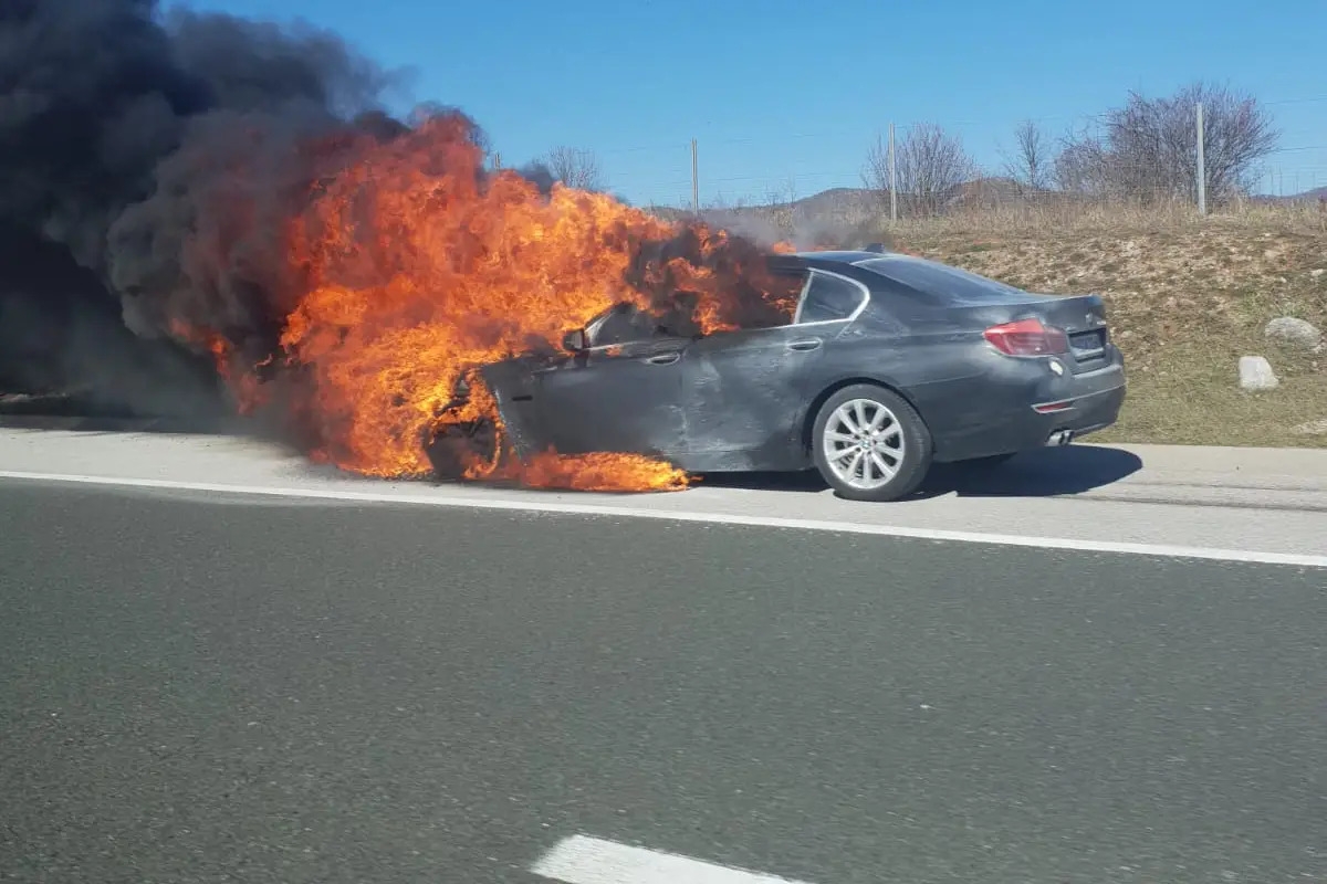 DOBOJ: Izgorio BMW na odmaralištu kraj auto-puta