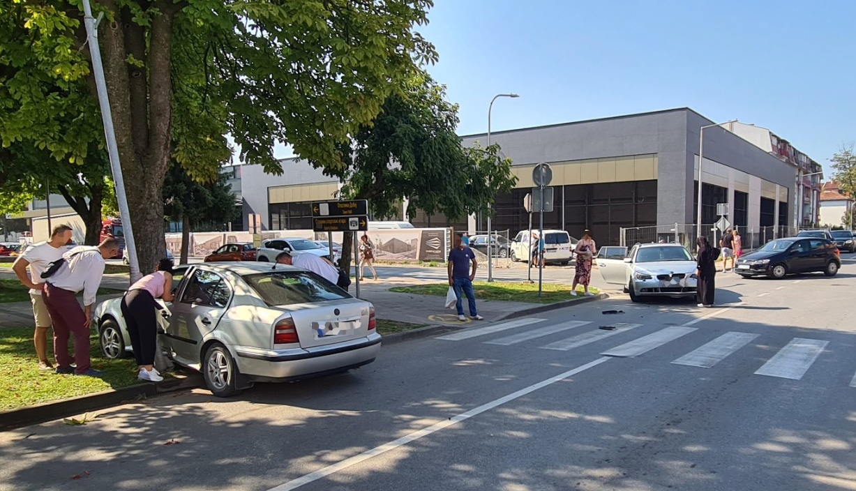 DOBOJ: Saobraćajna nezgoda na raskrsnici ulica Kneza Lazara i Hilandarske