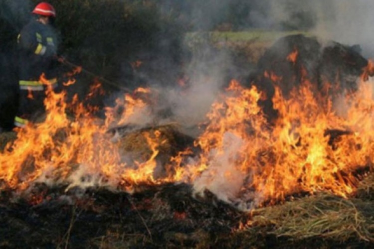 DOBOJ: Požar na njivi zahvatio nomadski šator, dvije osobe povrijeđene