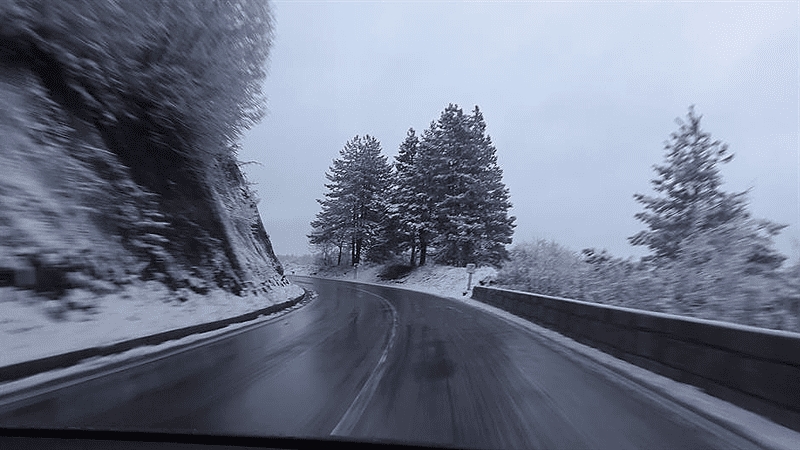 PUTEVI: Učestali odroni, poledica u višim krajevima