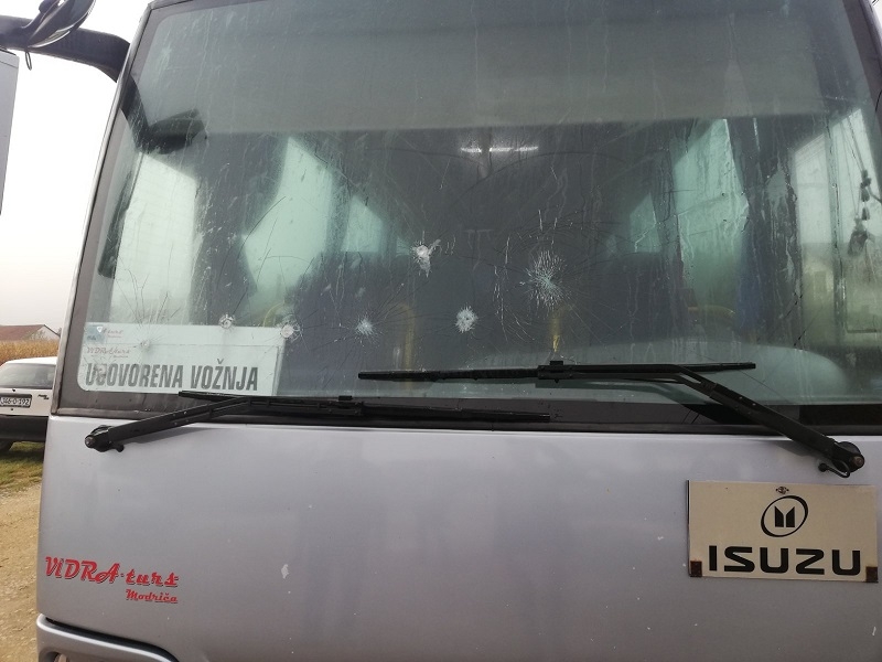 DOBOJ: Razbijena šajba na autobusu, vlasnik sumnja na konkurenciju
