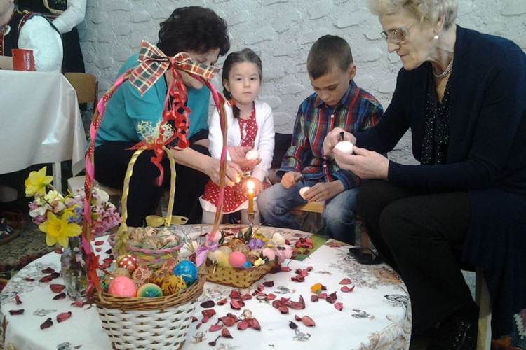 DOBOJ: Članice Zavičajnog kluba "Izvor" organizovale radionicu šaranja jaja