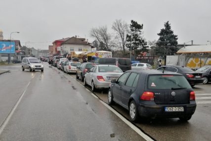NAORUŽAJTE SE STRPLJENJEM!  Pojačan saobraćaj u Brodu i Gradiški