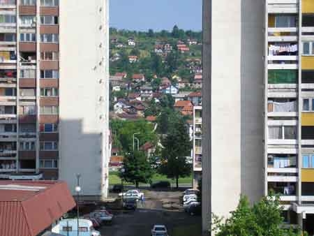 DOBOJ: Muškarac skočio sa 15 sprata solitera