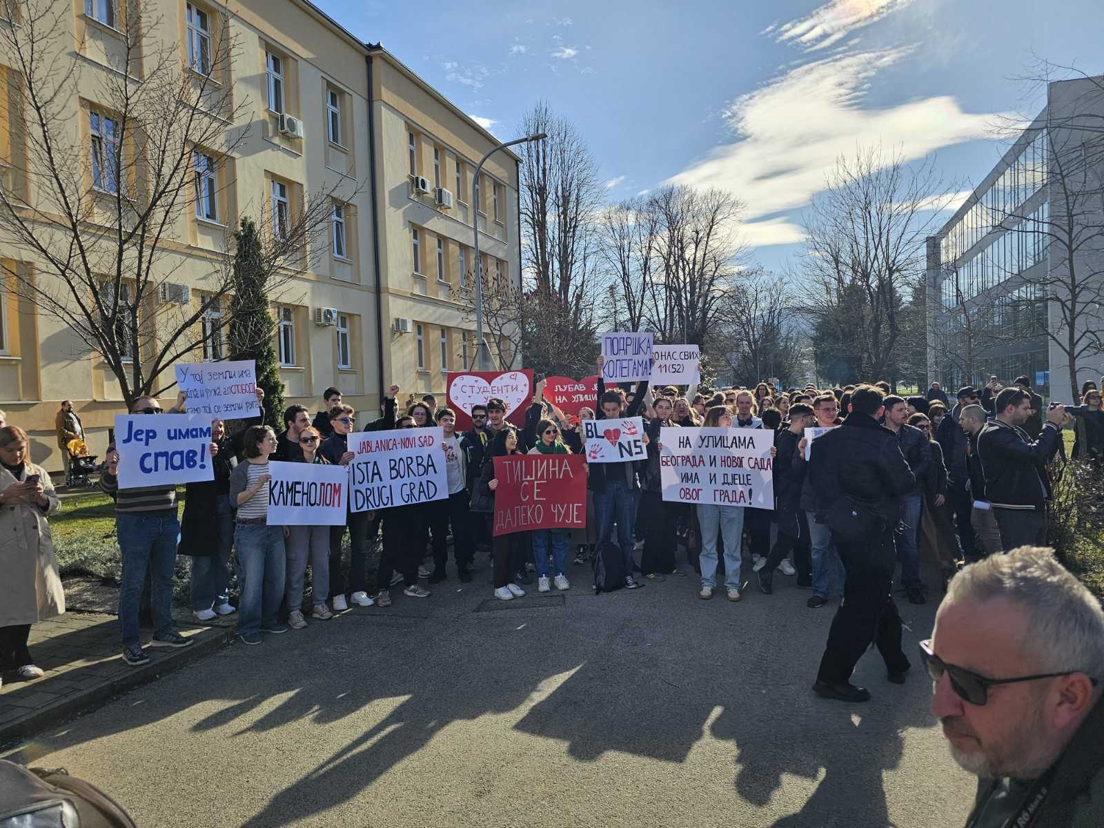 Studenti, profesori i građani poslali jasne i jake poruke sa mirnog okupljanja u Banjaluci (VIDEO)