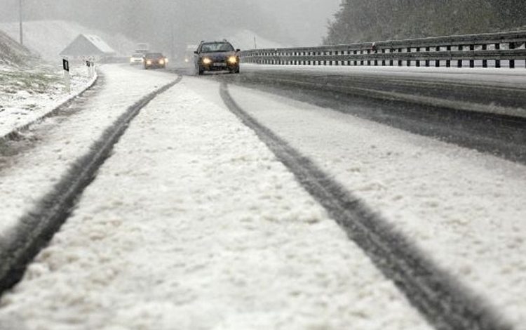 PUTEVI: Klizavi kolovozi, snijeg na planinskim prevojima