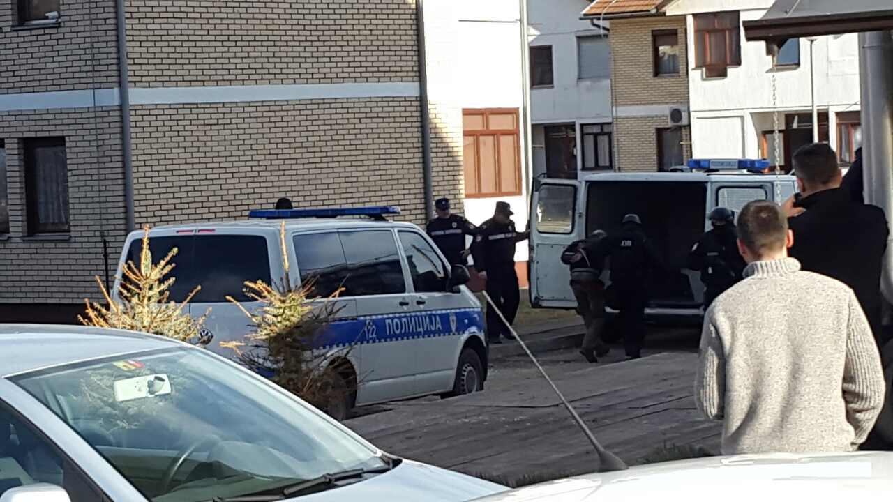 OKONČANA DRAMA U DOBOJU Uhapšen muškarac koji je ranio policajca (FOTO)