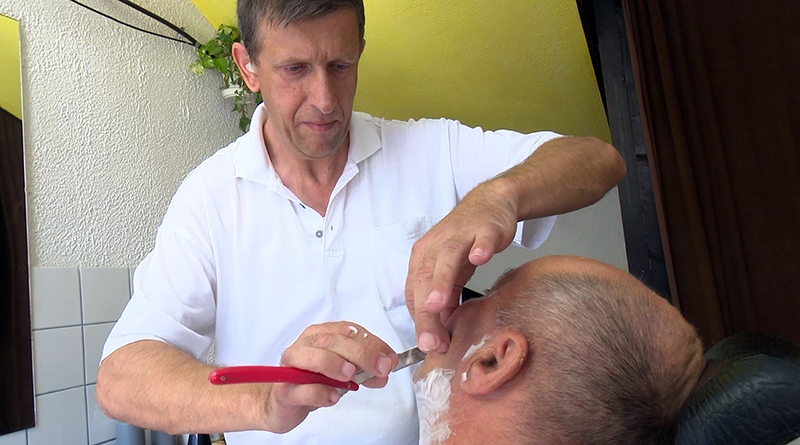 DOBOJ: Brijačnica Elvida Unkića njeguje stari zanat (FOTO)