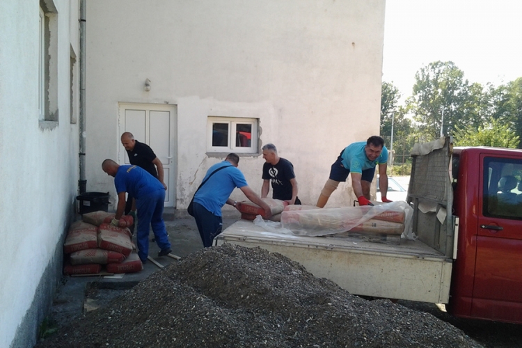 DOBOJ: Upornošću i donacijama sala u Kostajnici dobija novo ruho