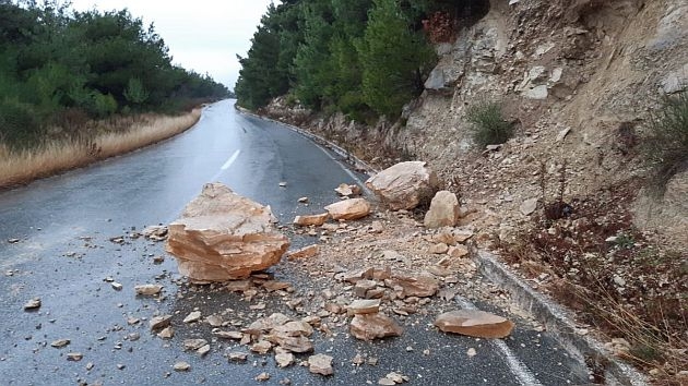 PUTEVI: Kolovozi su pretežno vlažni, na dionicama kroz usjeke mogući su odroni