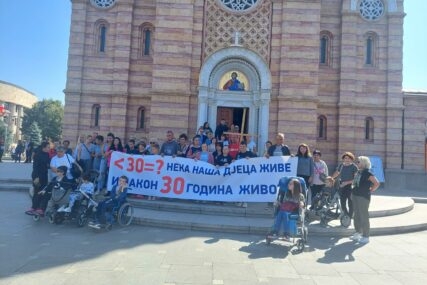 Ne može i novčana pomoć i škola: Roditelji djece sa poteškoćama MORAJU DA BIRAJU