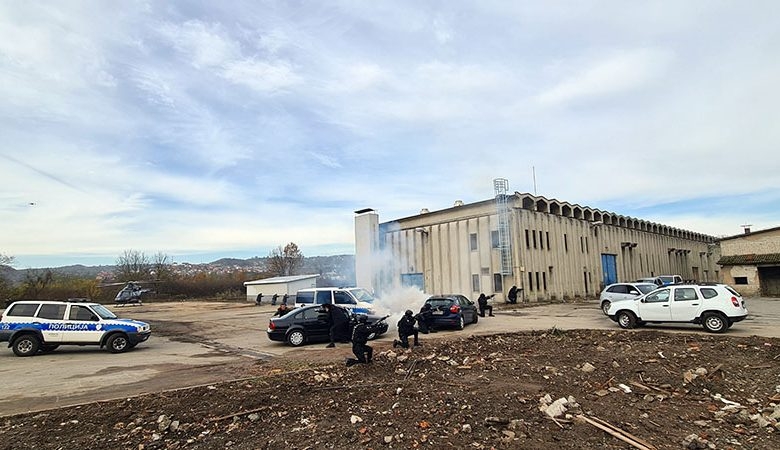 DOBOJ: Pokazna vježba obezbjeđenja štićene ličnsoti za pripadnike Žandarmerije (FOTO)