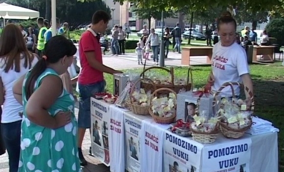 HUMANITARNA AKCIJA U DOBOJU: Kolačić za Vuka (VIDEO)