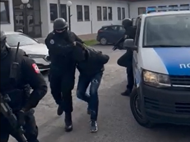 ŠOK U DERVENTI: Lice lišeno slobode zbog pokazivanja oružja u školi!