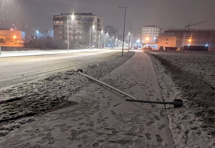 OKOM KAMERE: Automobil proklizao, nastradala bandera?! (FOTO)