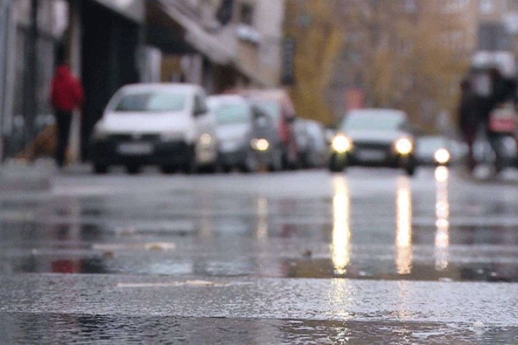 PUTEVI: Kolovozi mokri i klizavi, ali bez zastoja i ograničenja