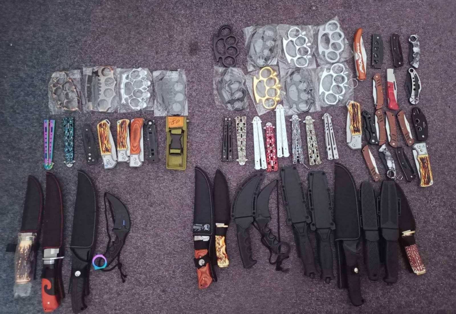 DOBOJ: Nelegalno prodavali hladno oružje