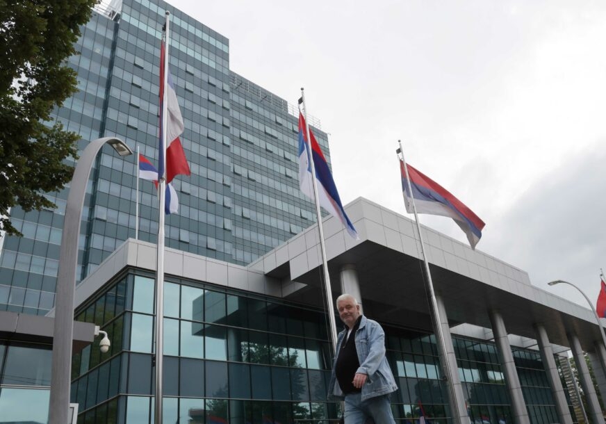 Ne odgovaraju na upite, SPUŠTAJU SLUŠALICU: Da li Ministarstvo finansija KRIJE INFORMACIJE o zaduženosti Srpske