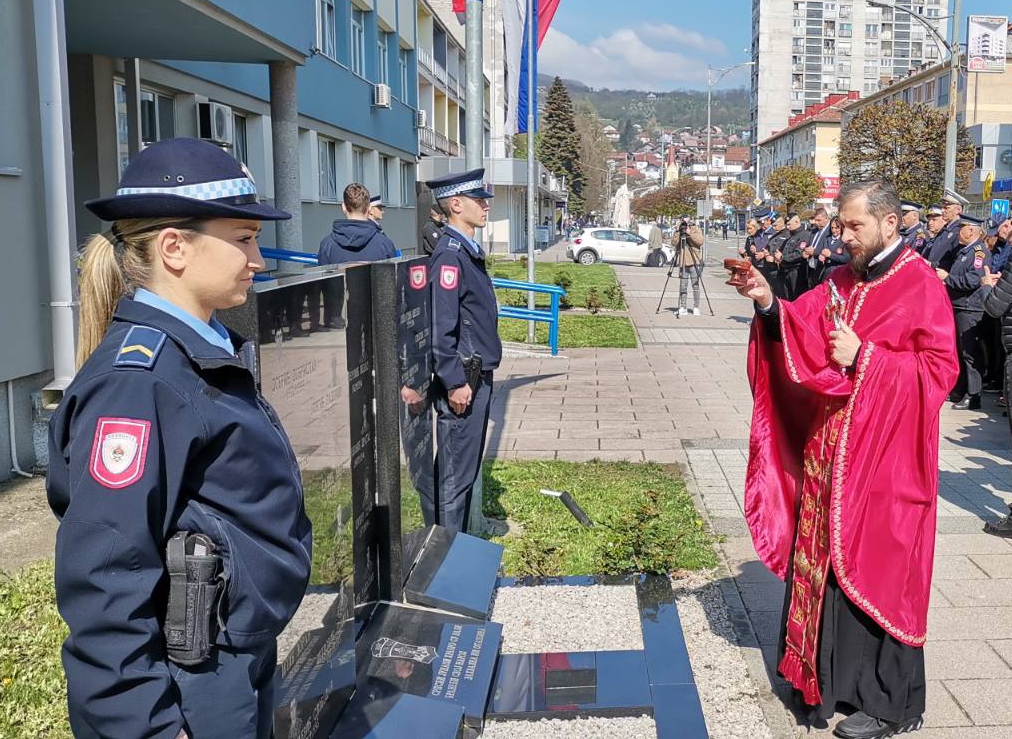 DOBOJ: Odata počast za 127 poginulih pripadnika policije