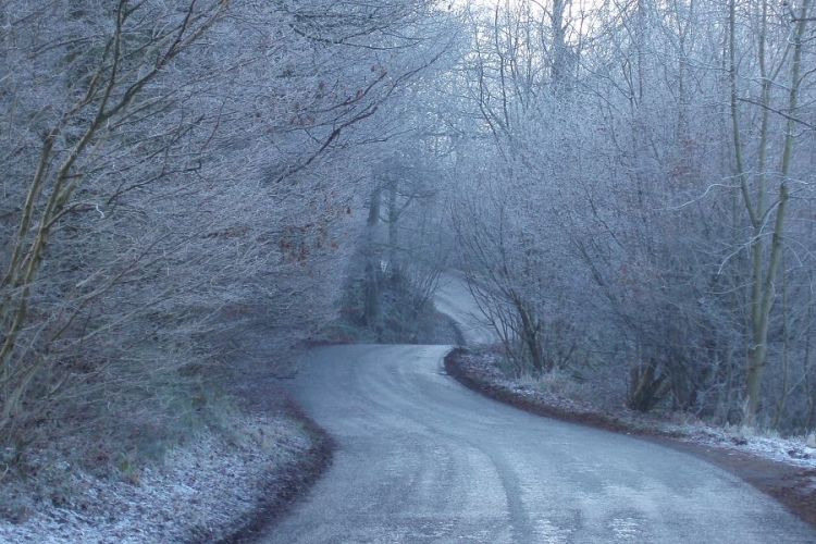 PUTEVI: Zbog guste magle i zaleđenog kolovoza otežan saobraćaj