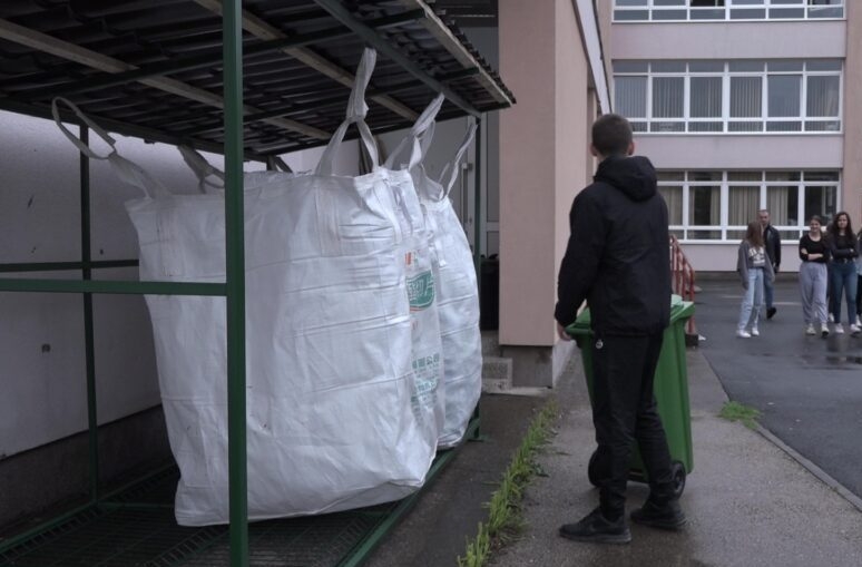 DOBOJ: U Osnovnoj školi "Vuk Stefanović Karadžić" izgrađena nadstrešnica i postavljene stanice za odlaganje PET ambalaže