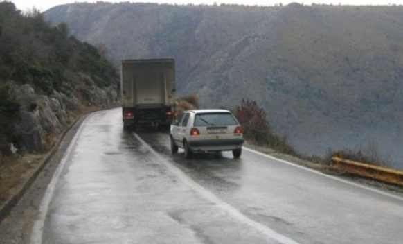 PUTEVI: Vozači oprez smanjena vidljivost, klizavi kolovozi