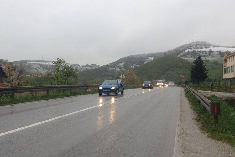 PUTEVI: Klizav kolovoz, ponegdje zaleđen