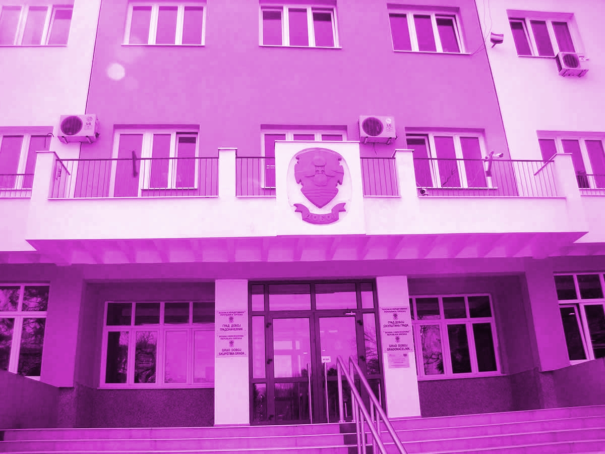 DOBOJ: Zgrada Gradske uprave večeras u roze boji