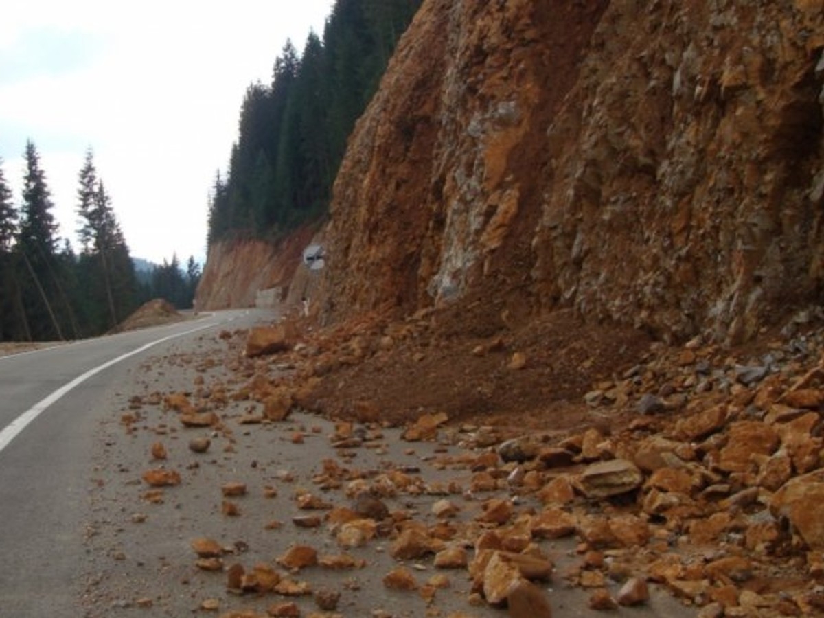 PUTEVI: Klizavi kolovozi, učestali odroni