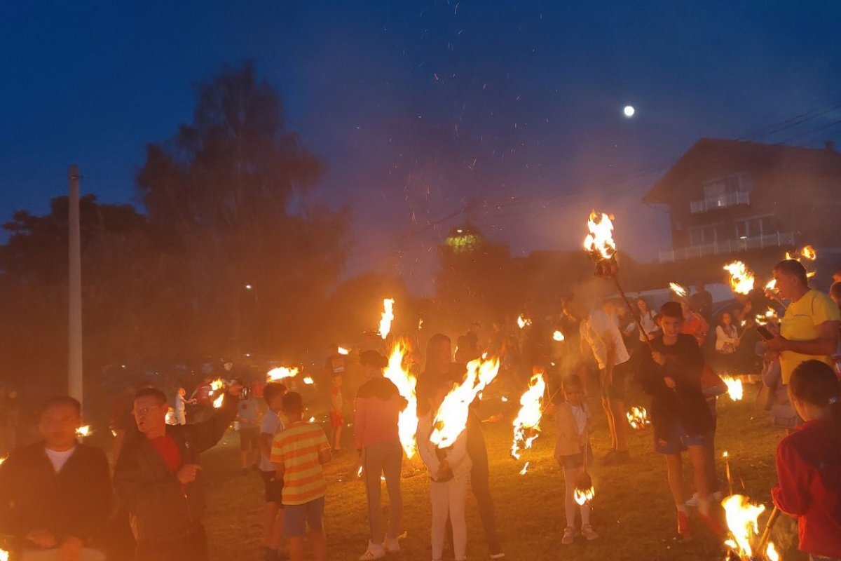 DOBOJ: Veče uoči pravoslavnog praznika zapalili desetine lila