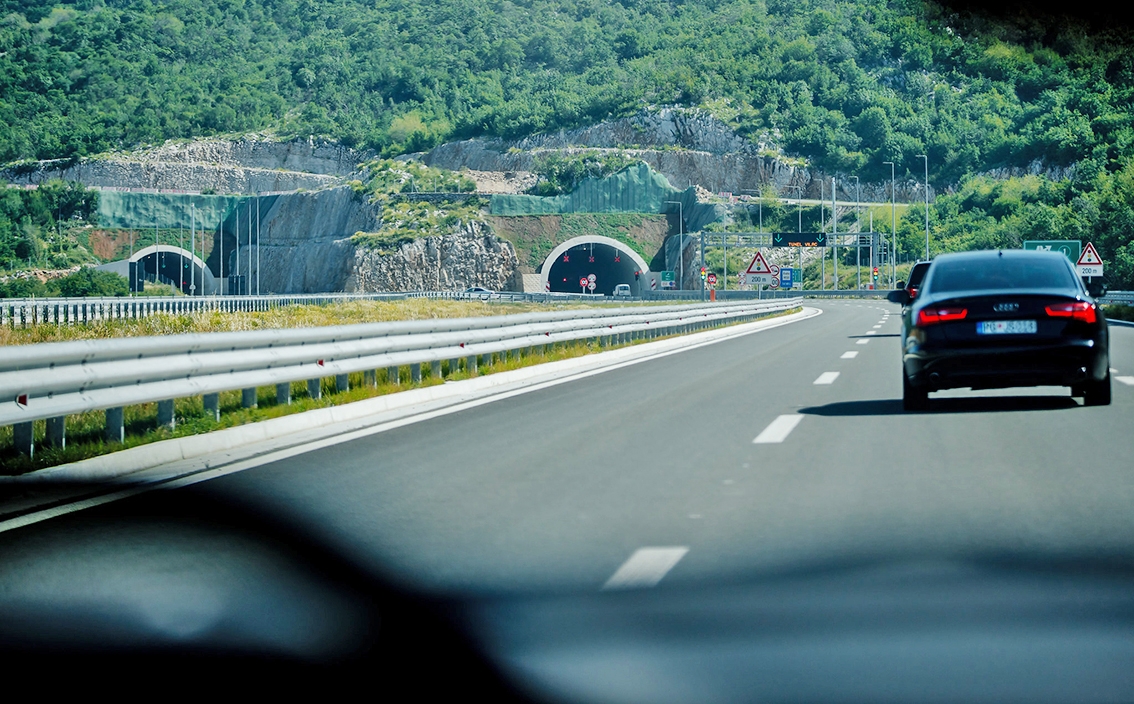 PUTEVI: Kolovozi uglavnom suvi