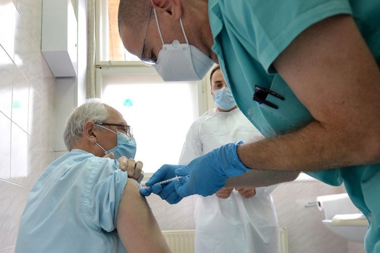 Niko ne zna kada će početi vakcinacija