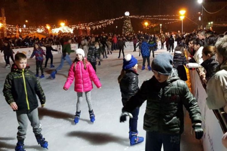 OTVORENA "ZIMSKA ČAROLIJA" U DOBOJU: Djeca oduševljena