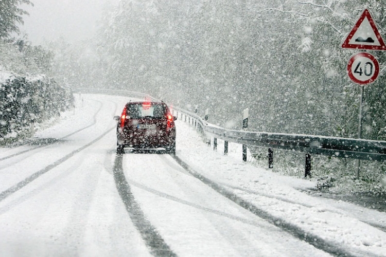 PUTEVI: Saobraćaj usporen zbog snijega