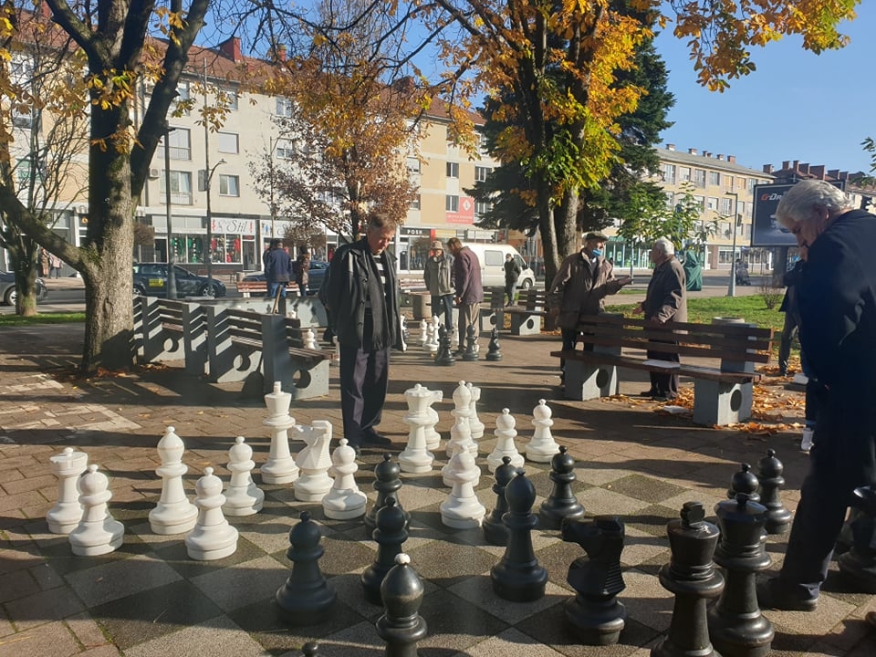 U OBJEKTIVU: Lijepo vrijeme izmamilo penzionere