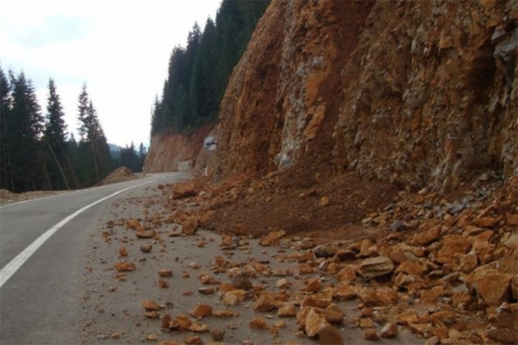 PUTEVI: Povoljni uslovi za vožnju, upozorenje na učestale odrone