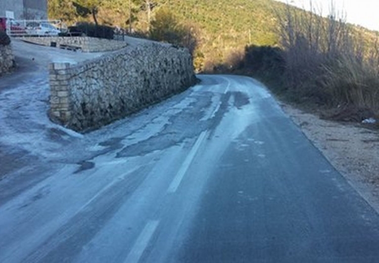 PUTEVI: Vozači, oprezno zbog poledice