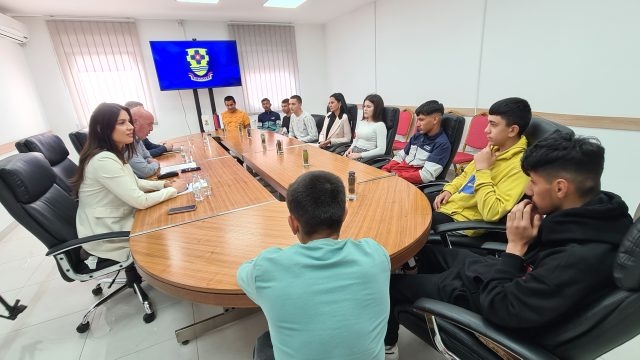 DOBOJ: U Gradskoj upravi organizovan prijem za devet romskih učenika