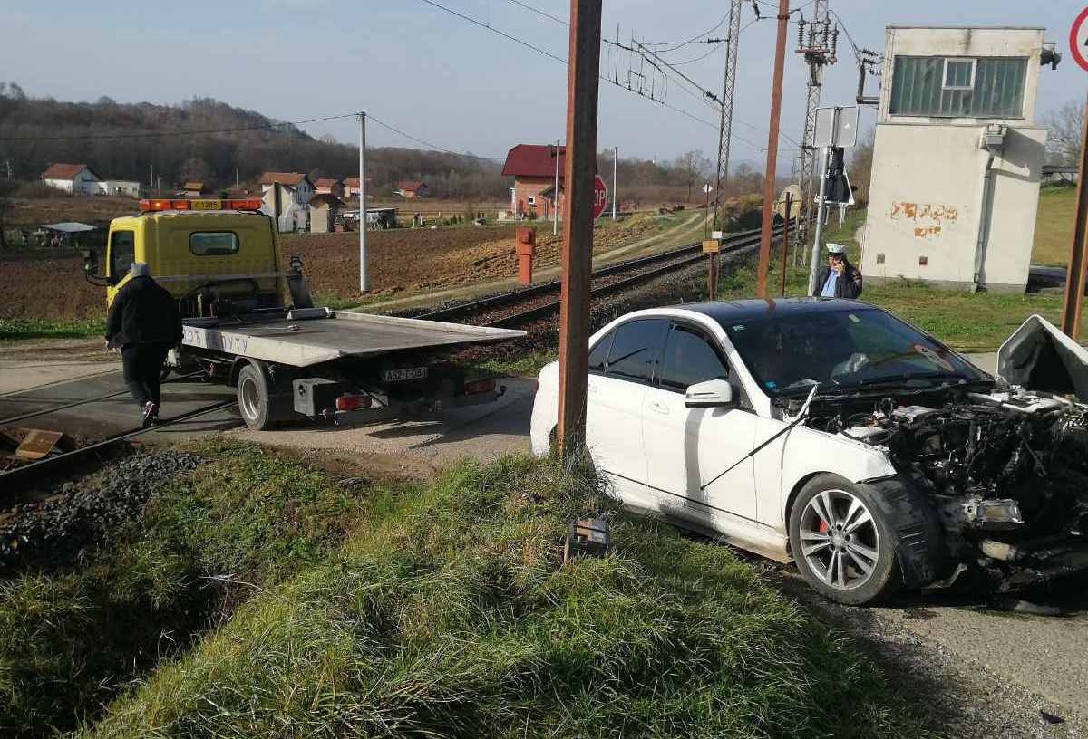 DOBOJ: Putnički voz udario automobil na prelazu u Ostružnji Gornjoj