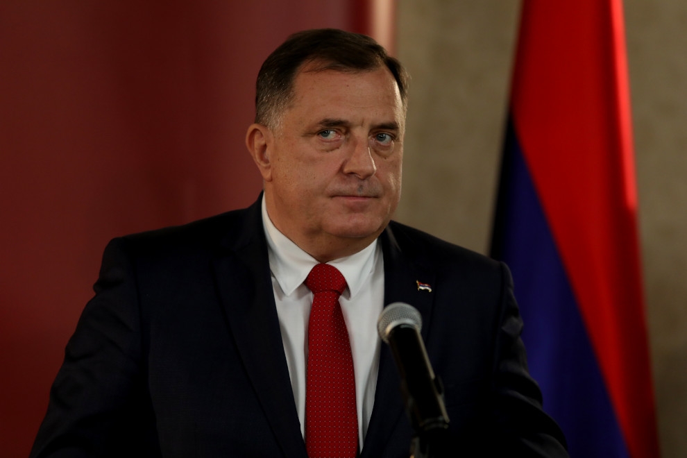 Dodik ne može primati platu ni preko pošte, ni preko blagajne